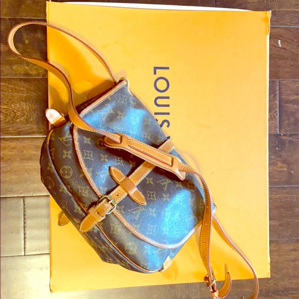 Authentic Louis Vuitton Monogram canvas Saumur 30
